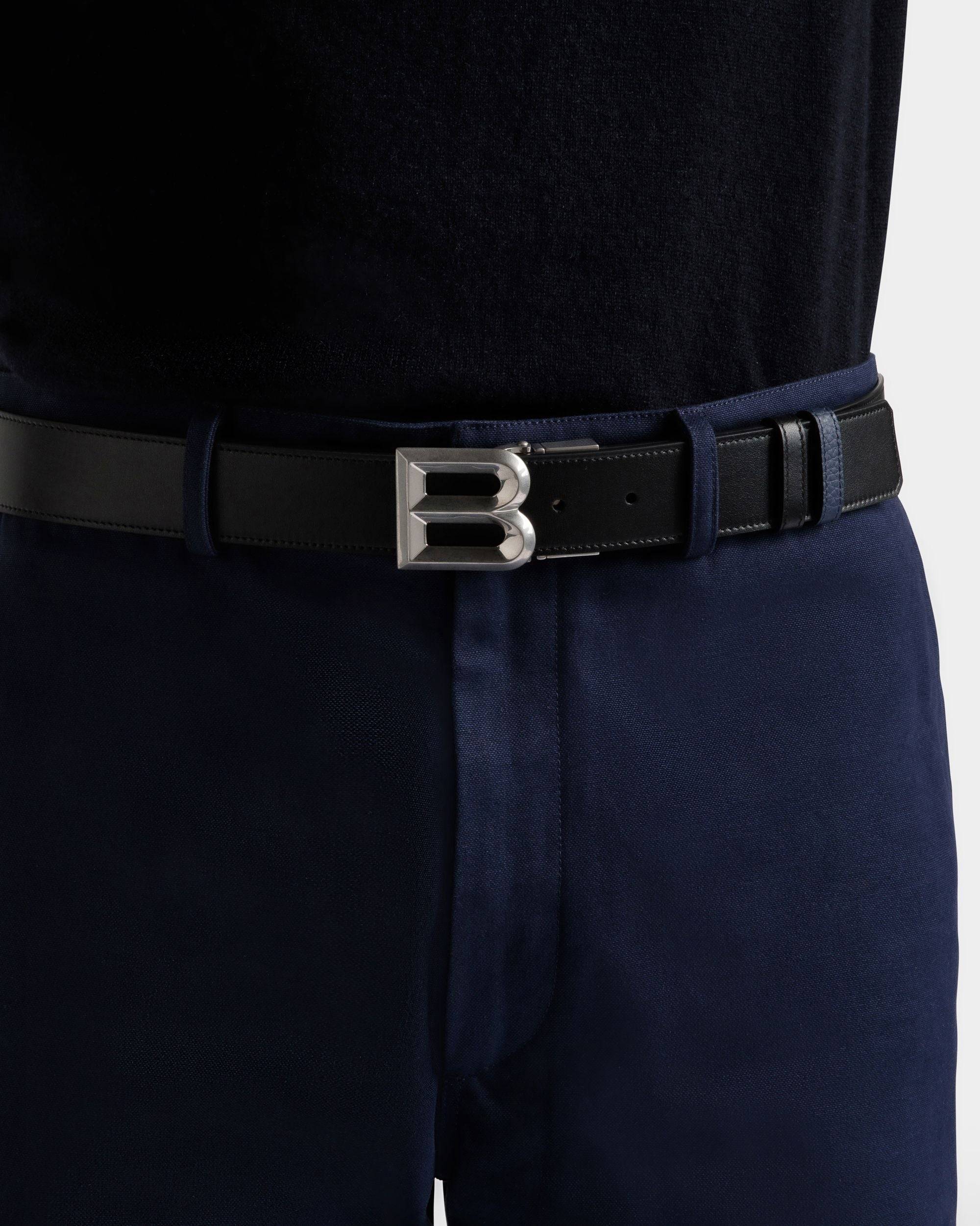B Bold 35mm | Men's Reversible And Adjustable Belt in Black And Marine Leather | Bally | On Model Front