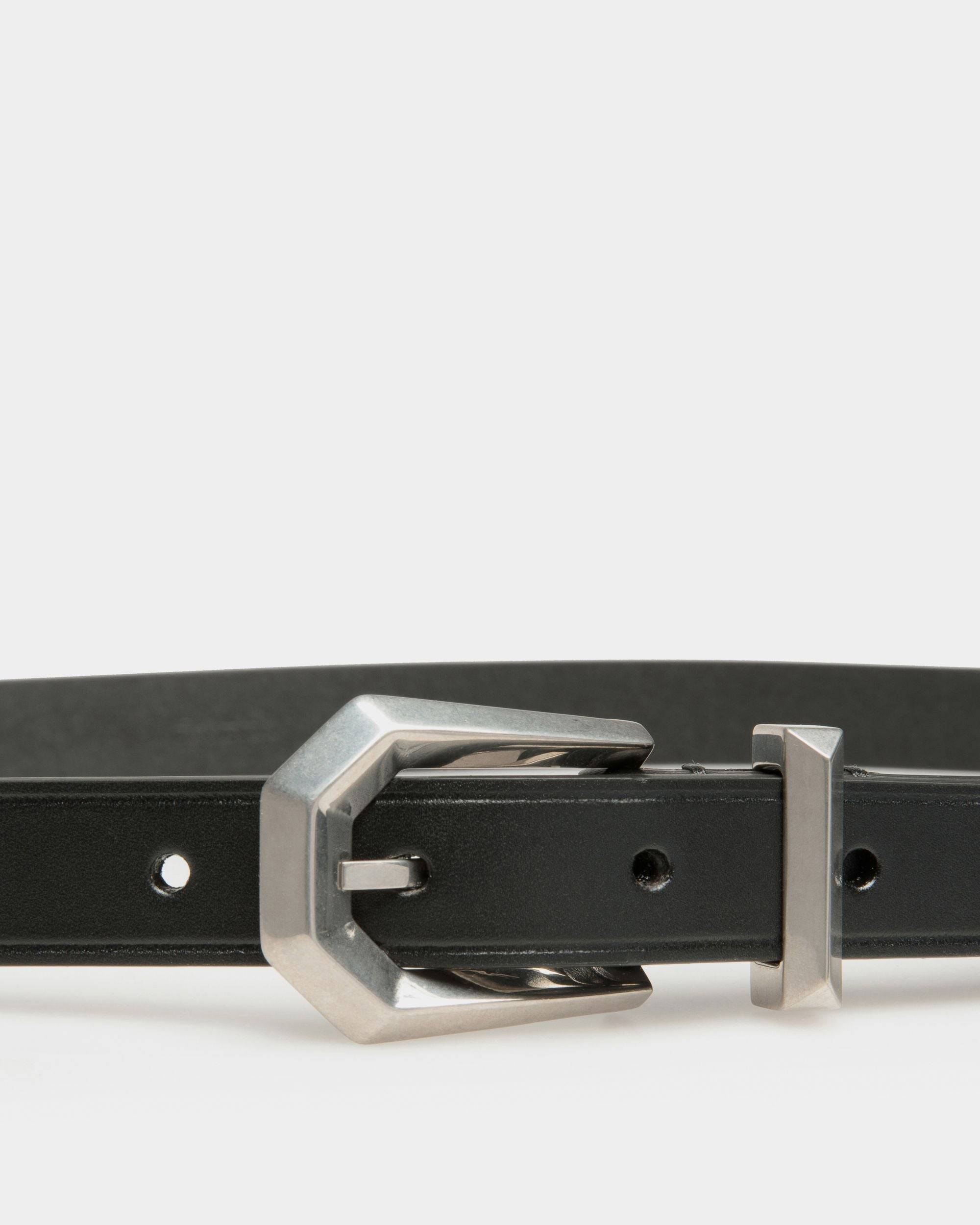 Prisma 20mm | Men's Belt in Black Leather | Bally | On Model Front