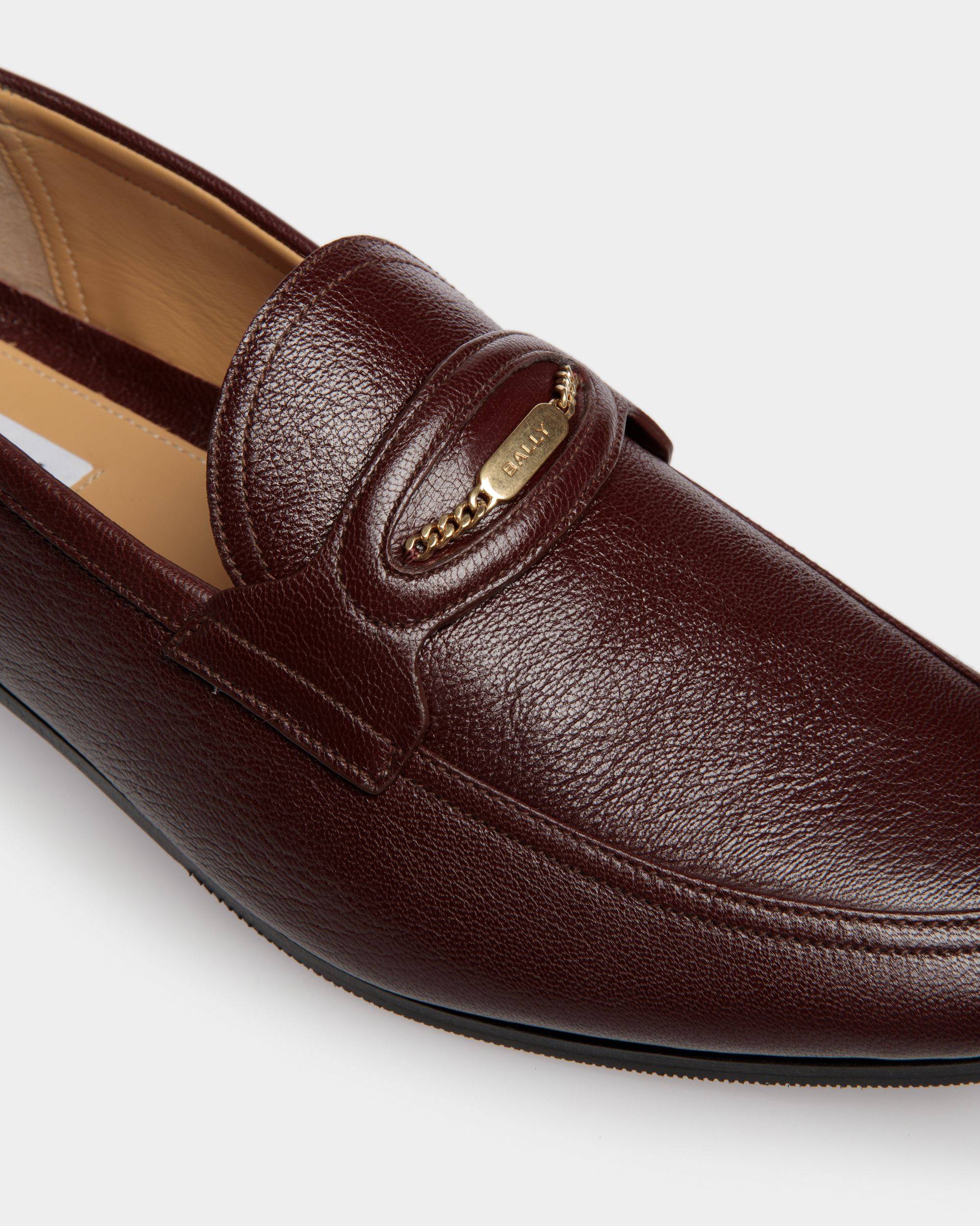 Plume | Men's Loafer in Chestnut Brown Grained Leather | Bally | Still Life Detail