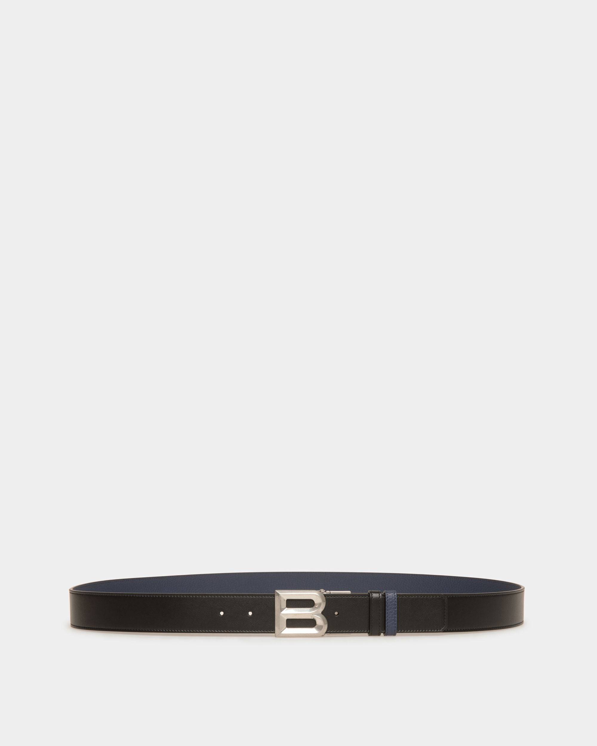 B Bold 35 mm | Verstellbarer Herren-Wendegürtel aus Leder in Schwarz und Marineblau | Bally | Still Life Vorderseite