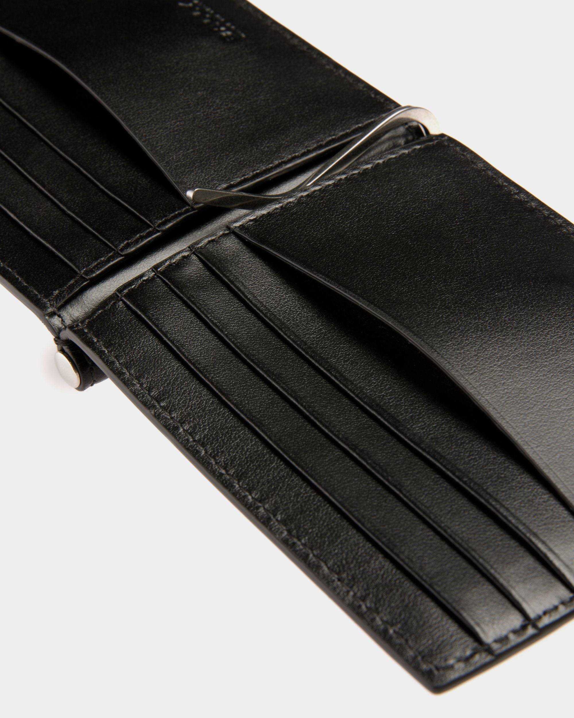 Banque Bi-fold Clip | Men's Wallets And Coin Purses | Black Leather | Bally | Still Life Detail