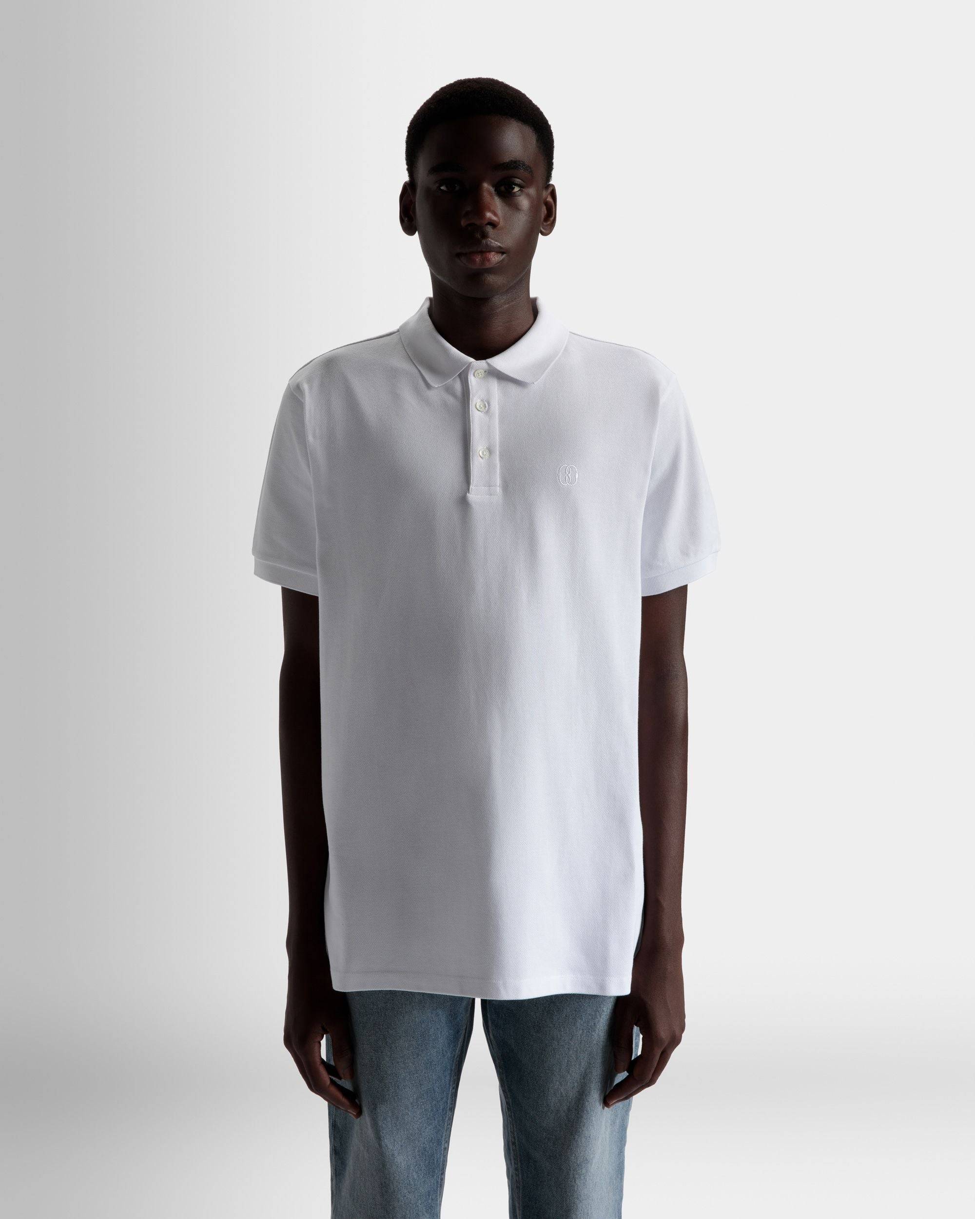 Kurzarm-Poloshirt | Poloshirt für Herren | Weiße Baumwolle | Bally | Model getragen Nahaufnahme