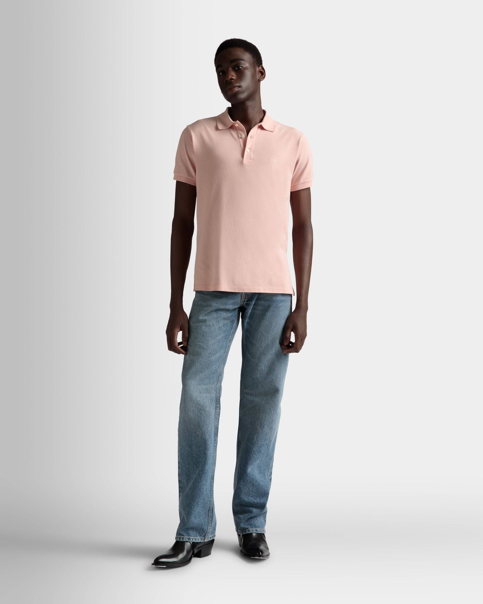 Kurzarm-Poloshirt | Poloshirt für Herren | Baumwolle in Dusty Petal | Bally | Model getragen Vorderseite