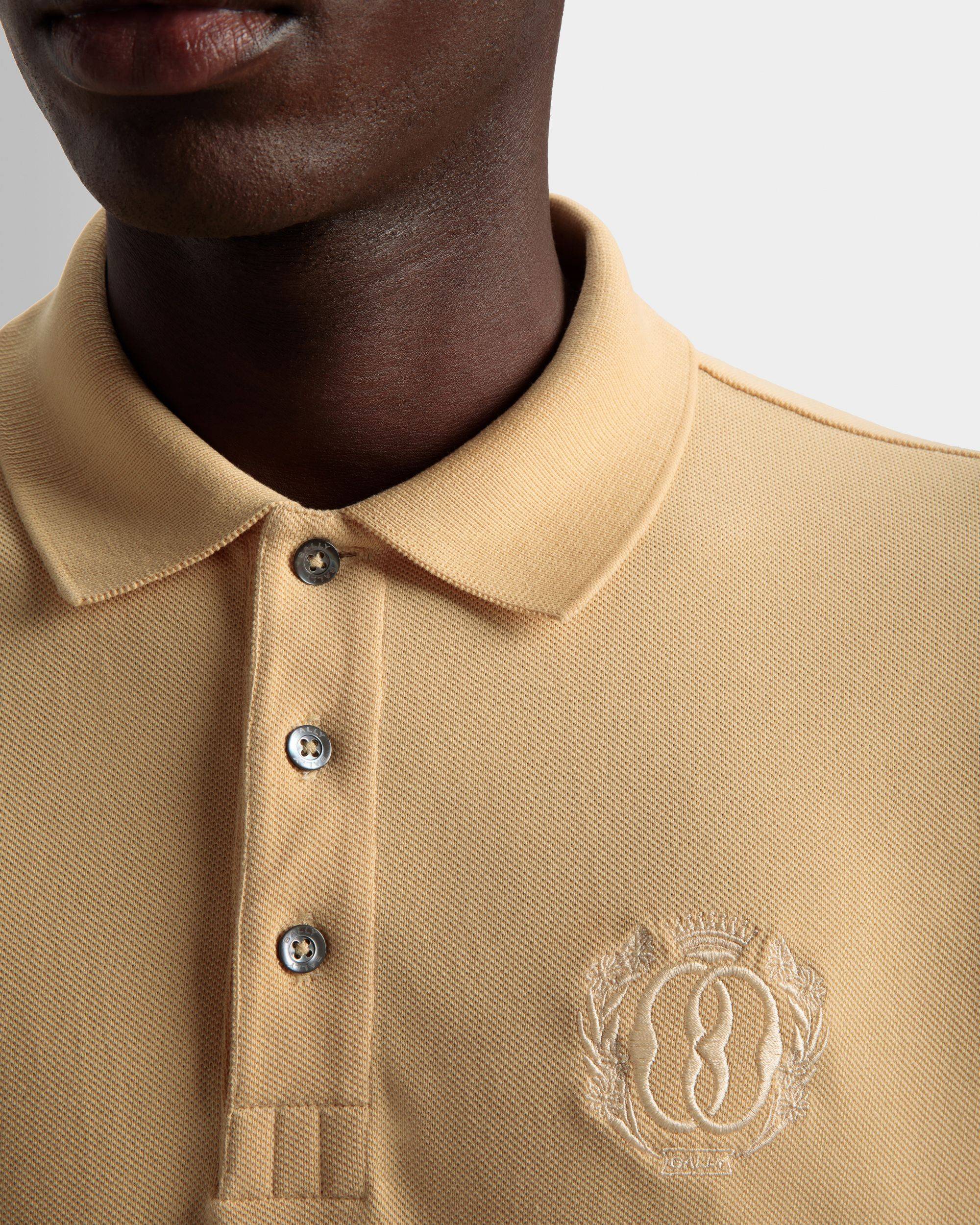 Emblem Poloshirt | Poloshirt für Herren | Cremefarbene Baumwolle | Bally | Model getragen Detail