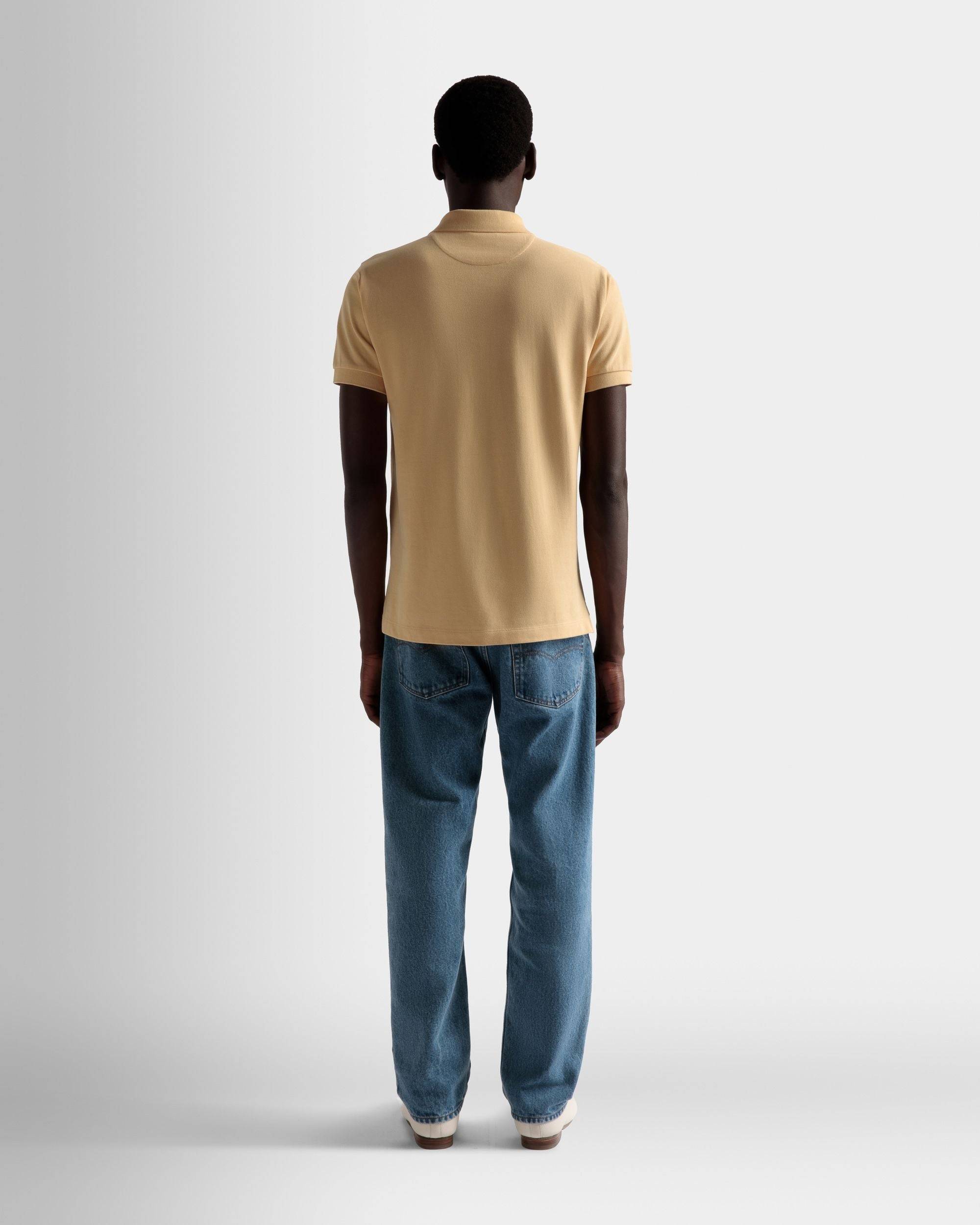 Emblem Poloshirt | Poloshirt für Herren | Cremefarbene Baumwolle | Bally | Model getragen Rückseite