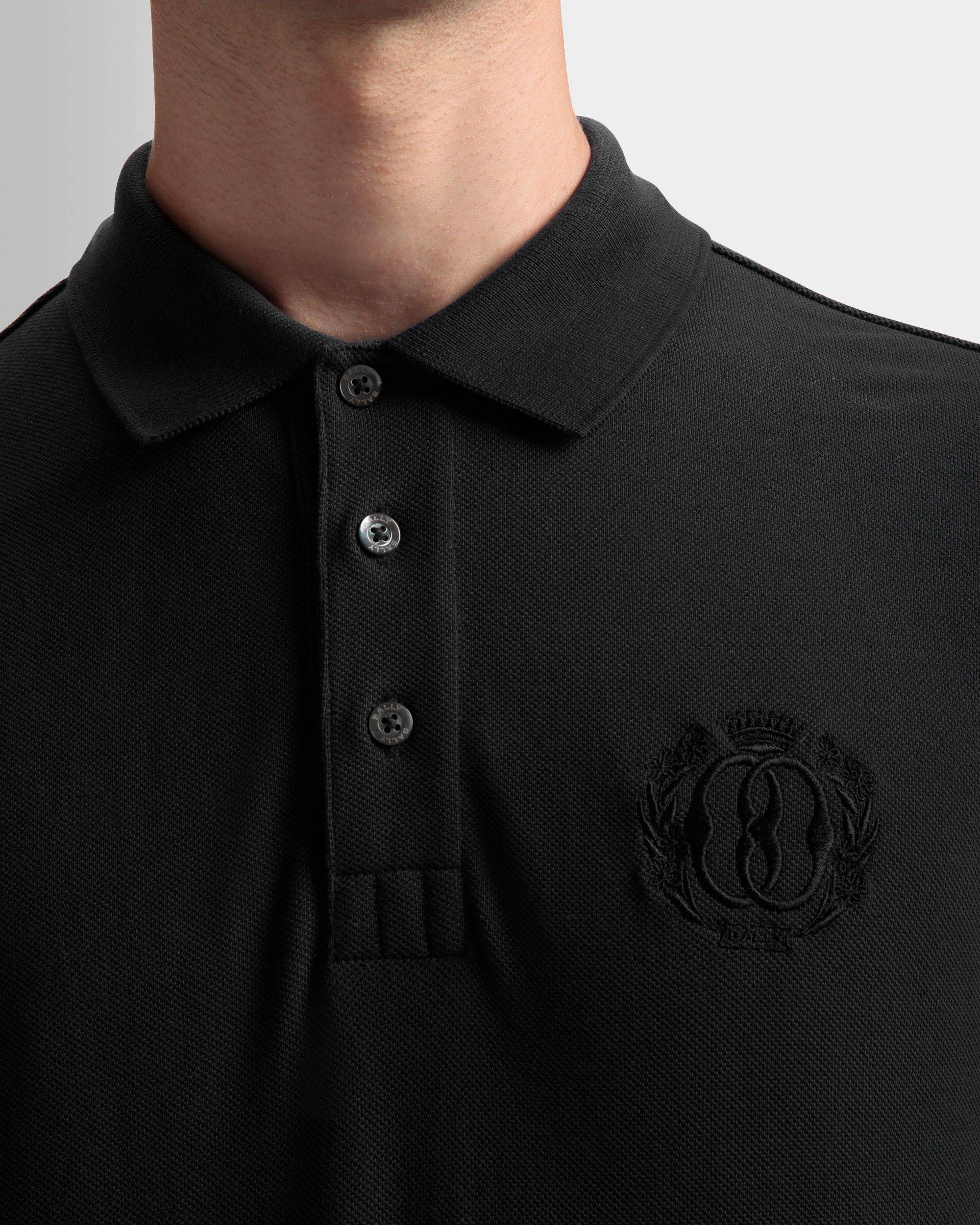 Emblem Poloshirt | Poloshirt für Herren | Schwarze Baumwolle | Bally | Model getragen Detail