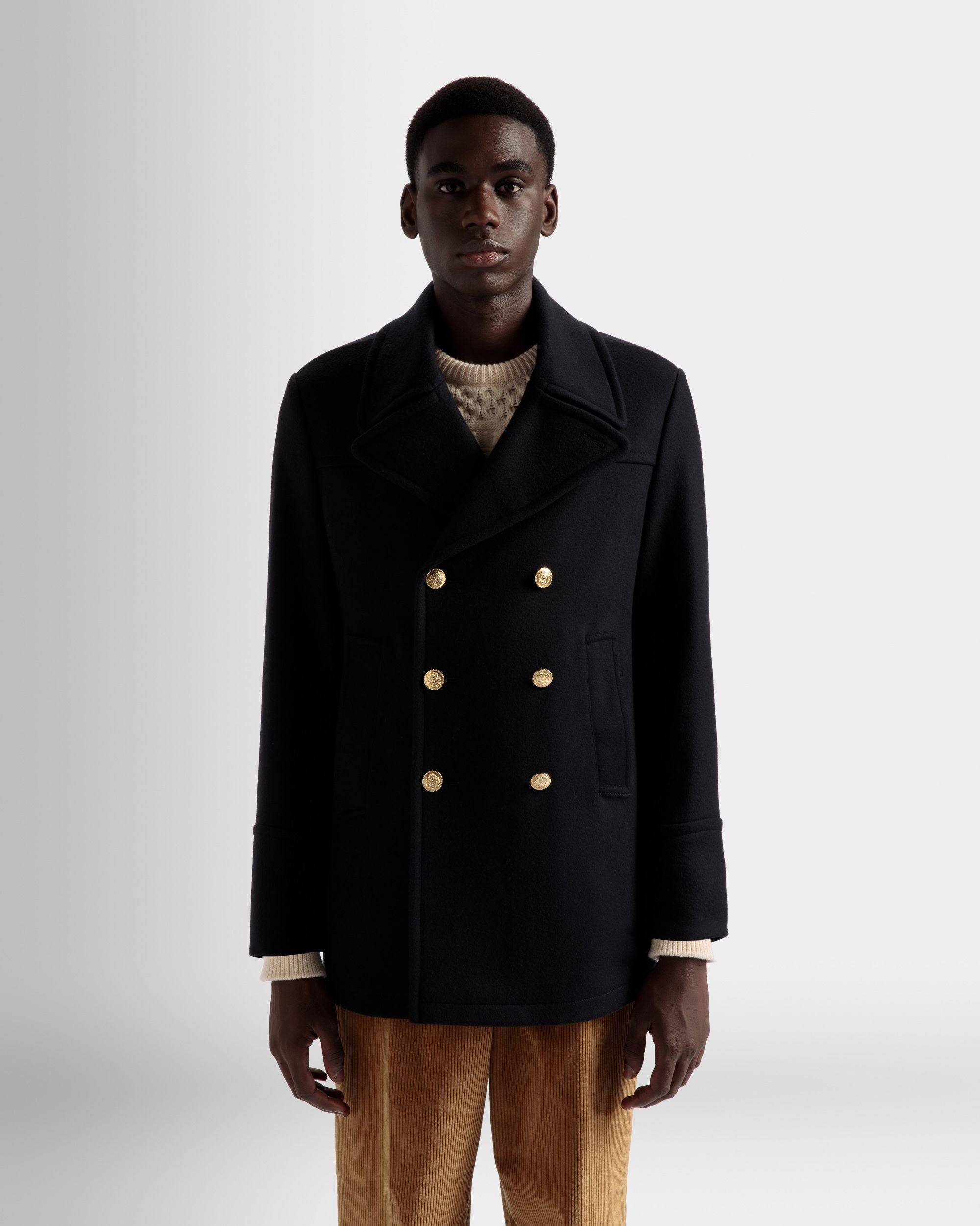 Zweireihiger Mantel | Jacken und Mäntel für Herren | Marineblaues Wollgemisch | Bally | Model getragen Nahaufnahme