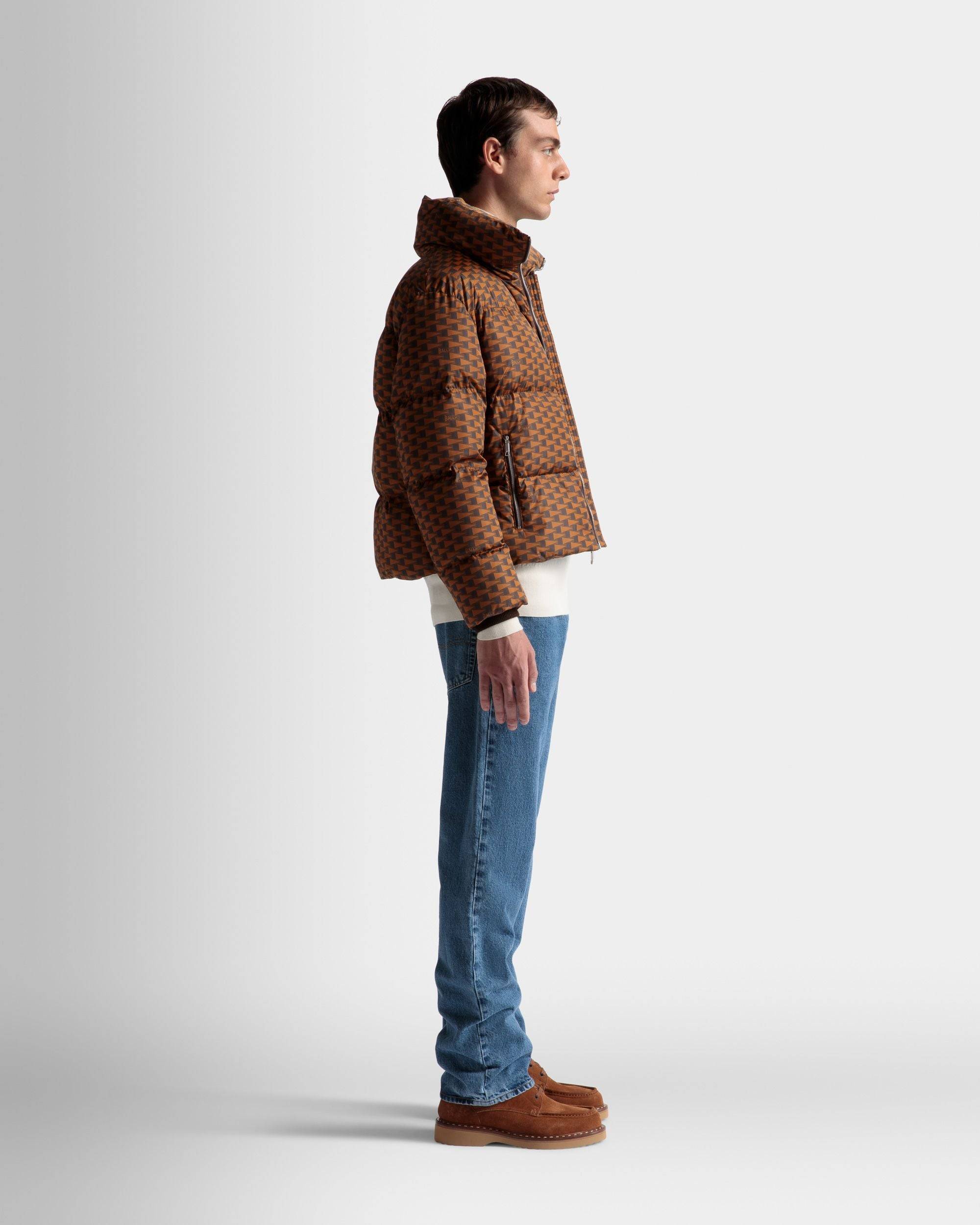 Steppjacke | Jacken und Mäntel für Herren | Nylon in Braun | Bally | Model getragen 3/4 Vorderseite