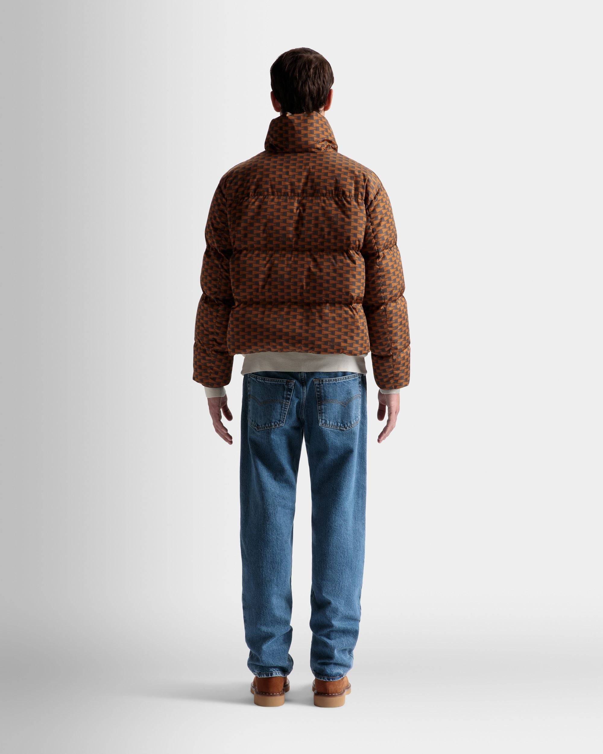 Steppjacke | Jacken und Mäntel für Herren | Nylon in Braun | Bally | Model getragen Rückseite