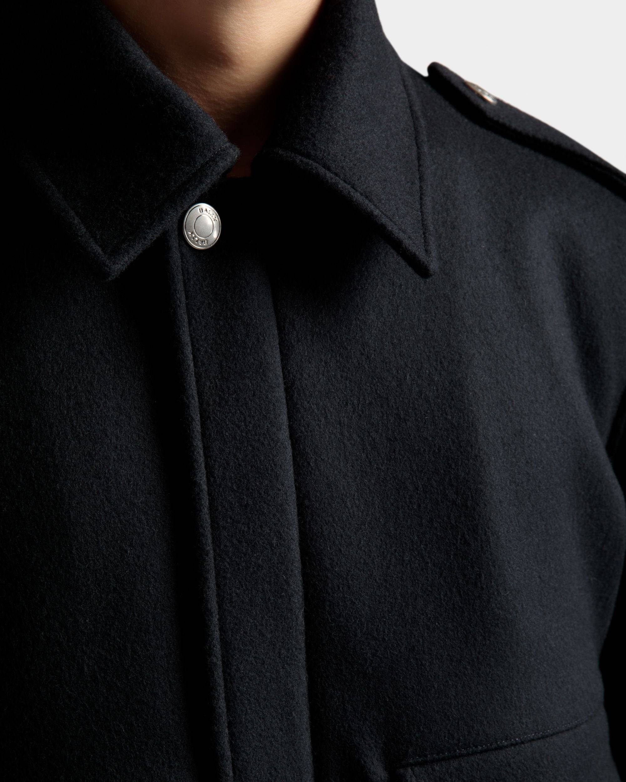 Bomberjacke | Jacken und Mäntel für Herren | Marineblaues Wollgemisch | Bally | Model getragen Detail
