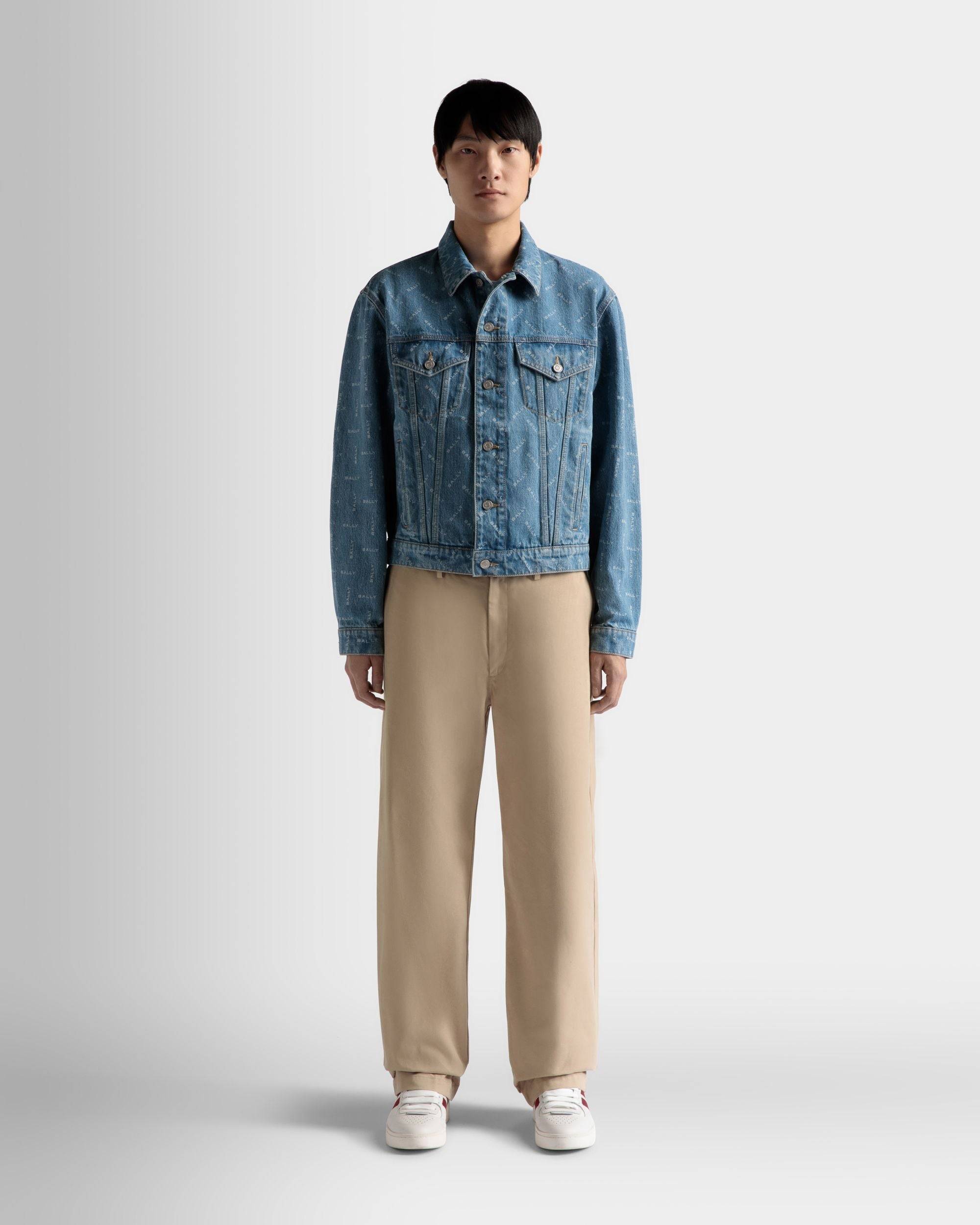 Herren-Jeansjacke aus hellblauer Baumwolle | Bally | Model getragen Vorderseite