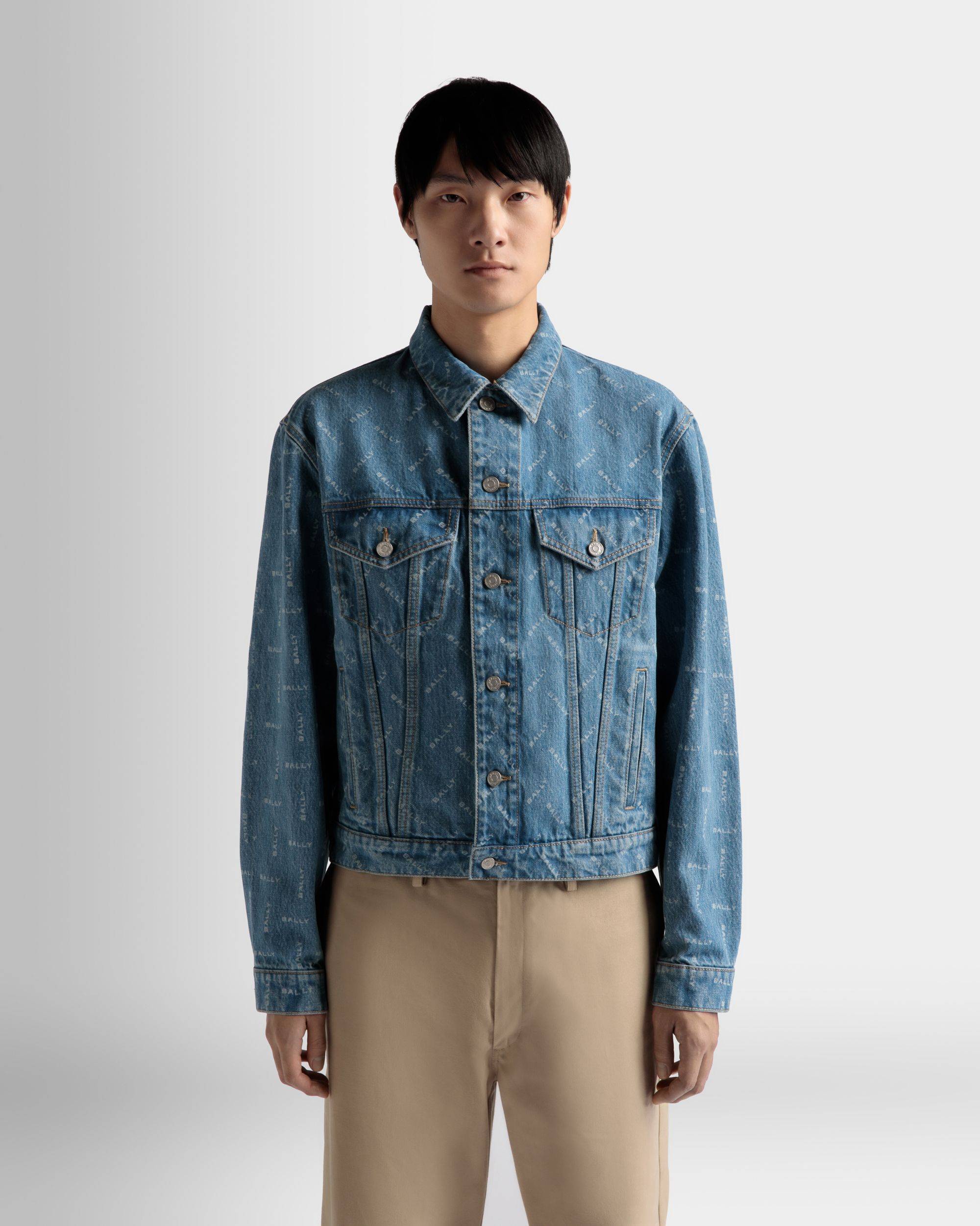 Herren-Jeansjacke aus hellblauer Baumwolle | Bally | Model getragen Nahaufnahme