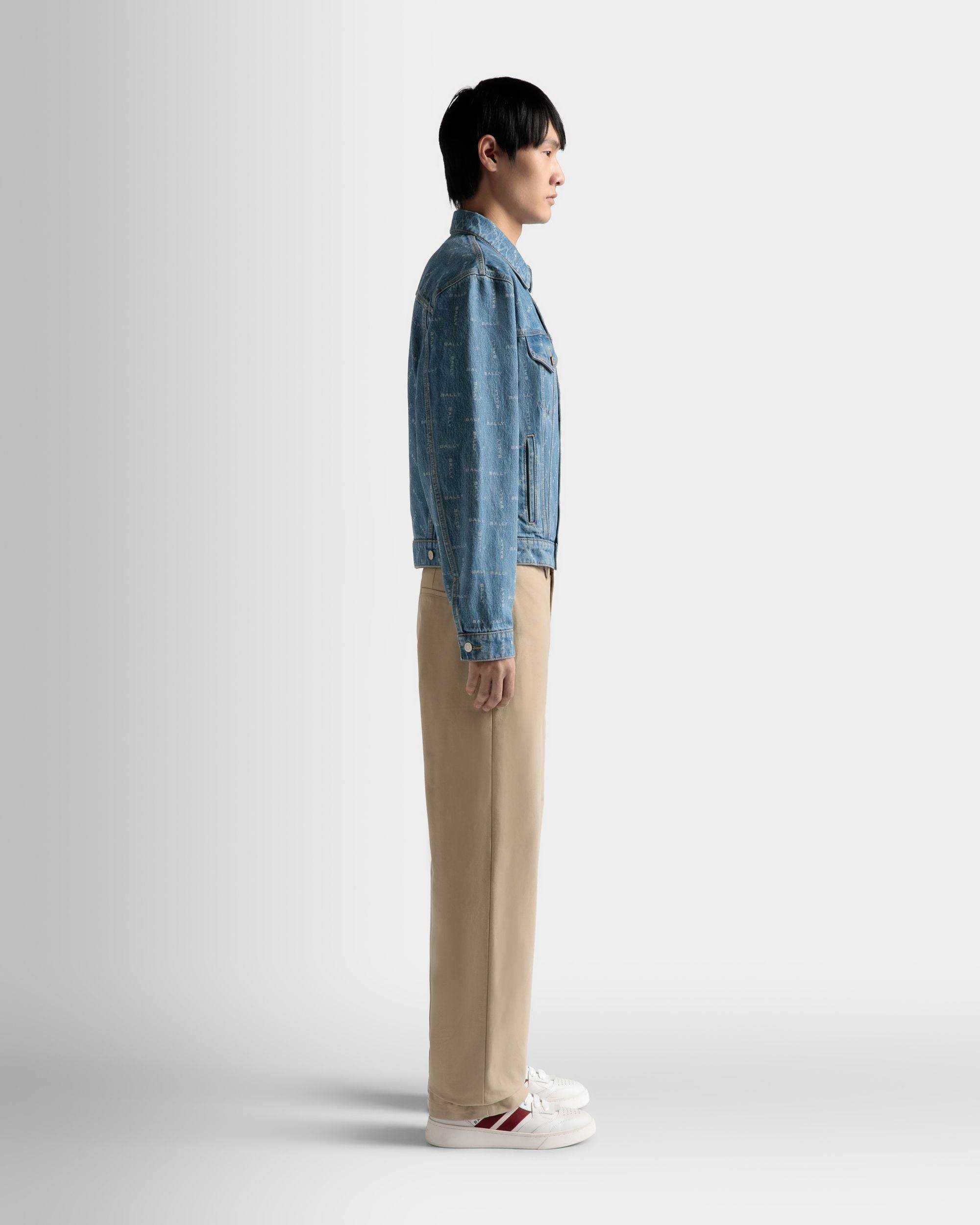 Herren-Jeansjacke aus hellblauer Baumwolle | Bally | Model getragen 3/4 Vorderseite