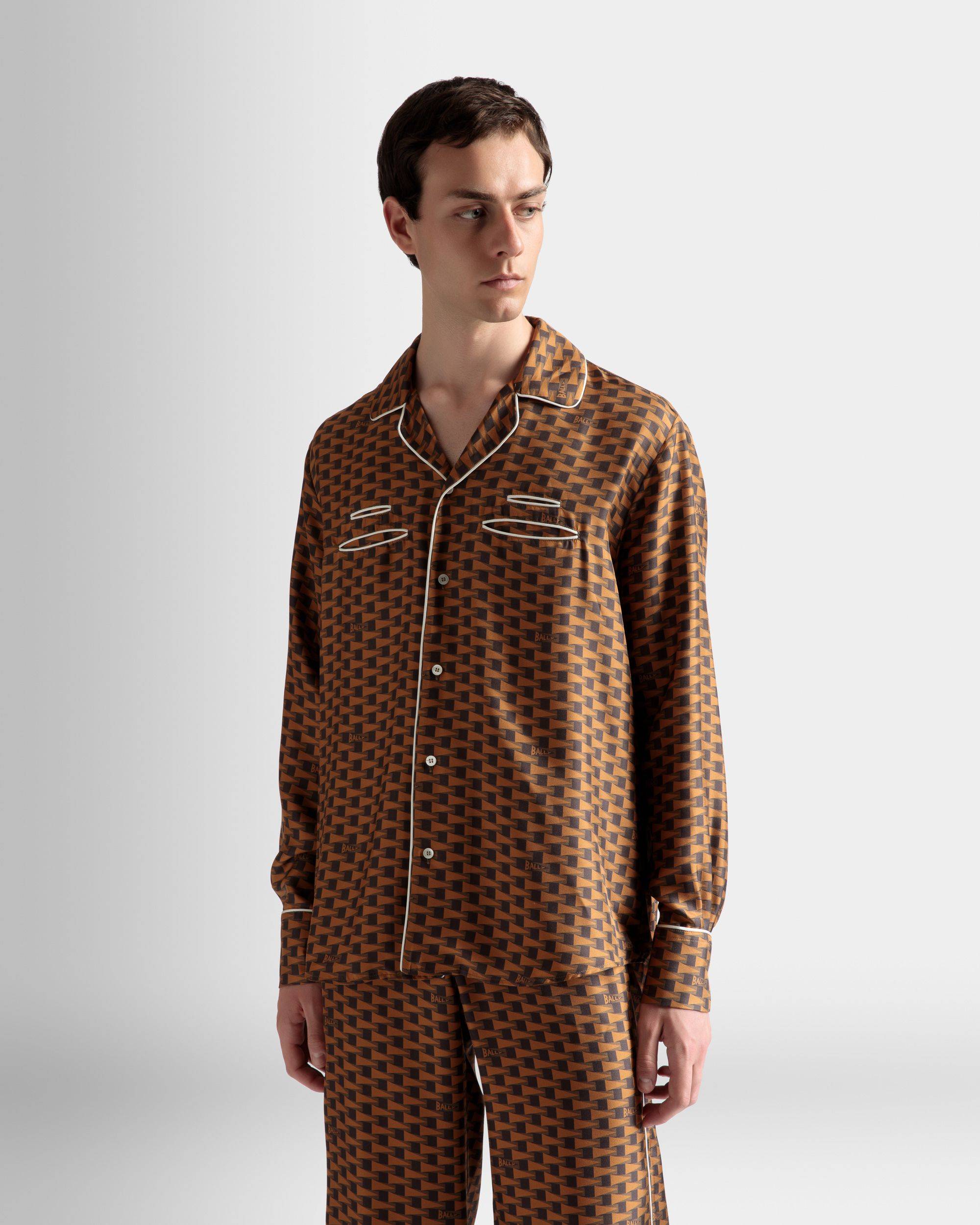 Hemd mit Pennant-Print | Herrenhemd | Braune Seide | Bally | Model getragen Nahaufnahme