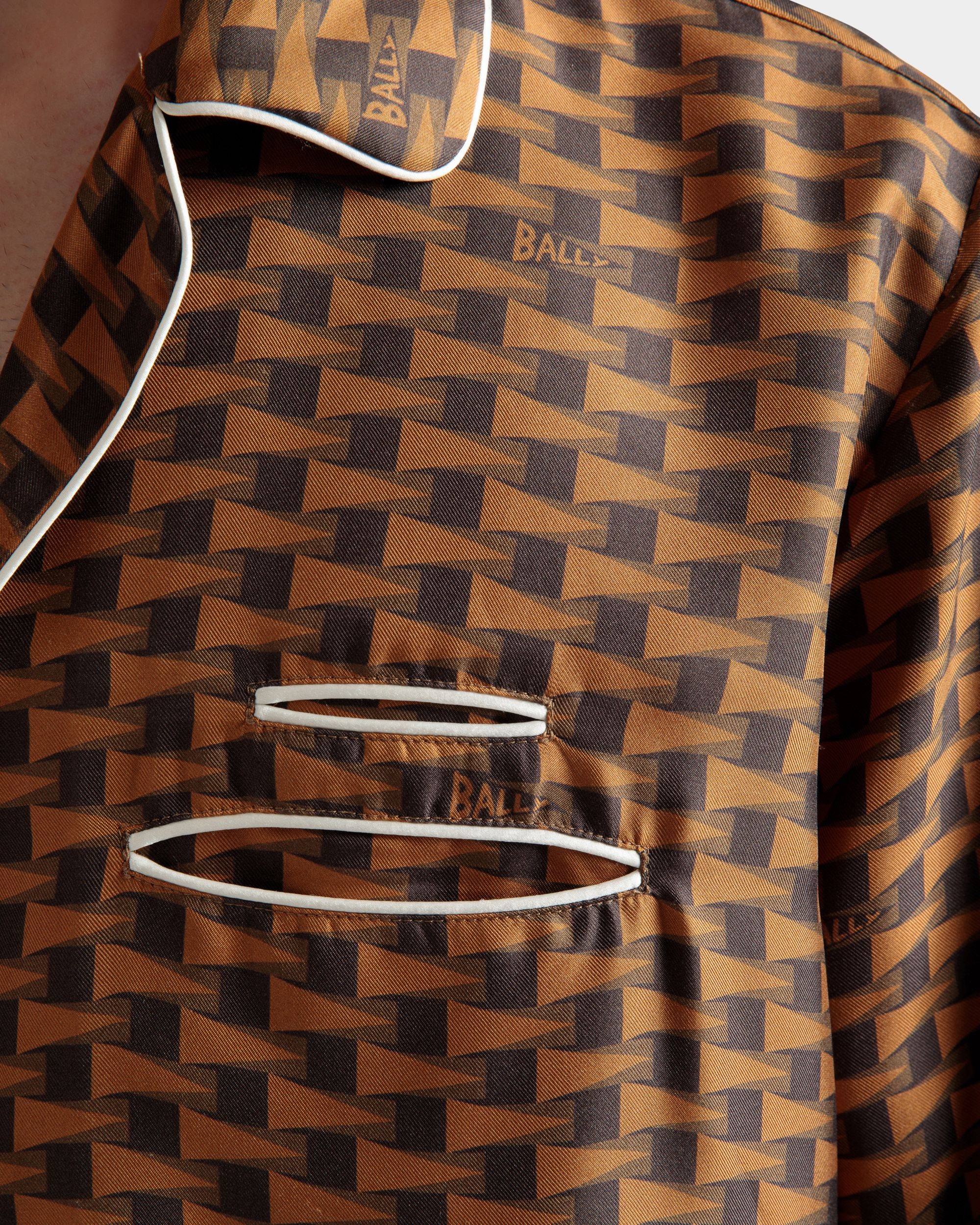 Hemd mit Pennant-Print | Herrenhemd | Braune Seide | Bally | Model getragen Detail
