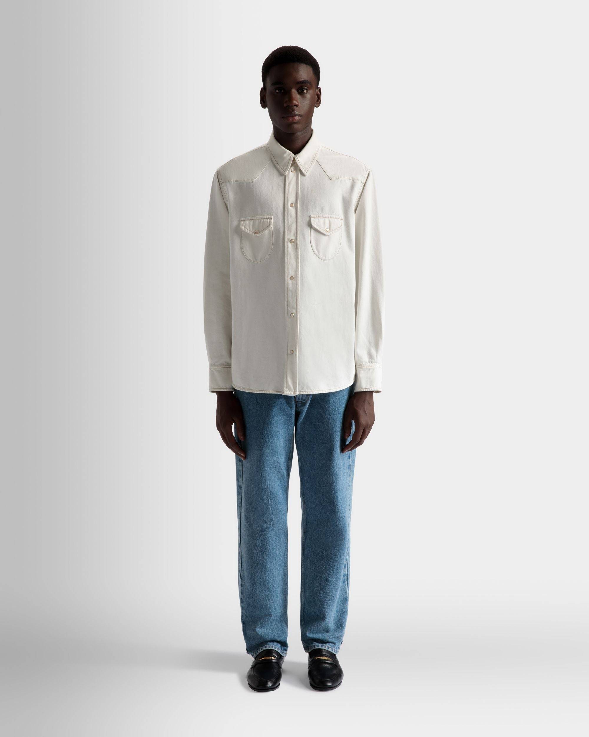 Hemd aus gebleichtem Denim | Herrenhemd | Baumwolle in Elfenbein | Bally | Model getragen Vorderseite