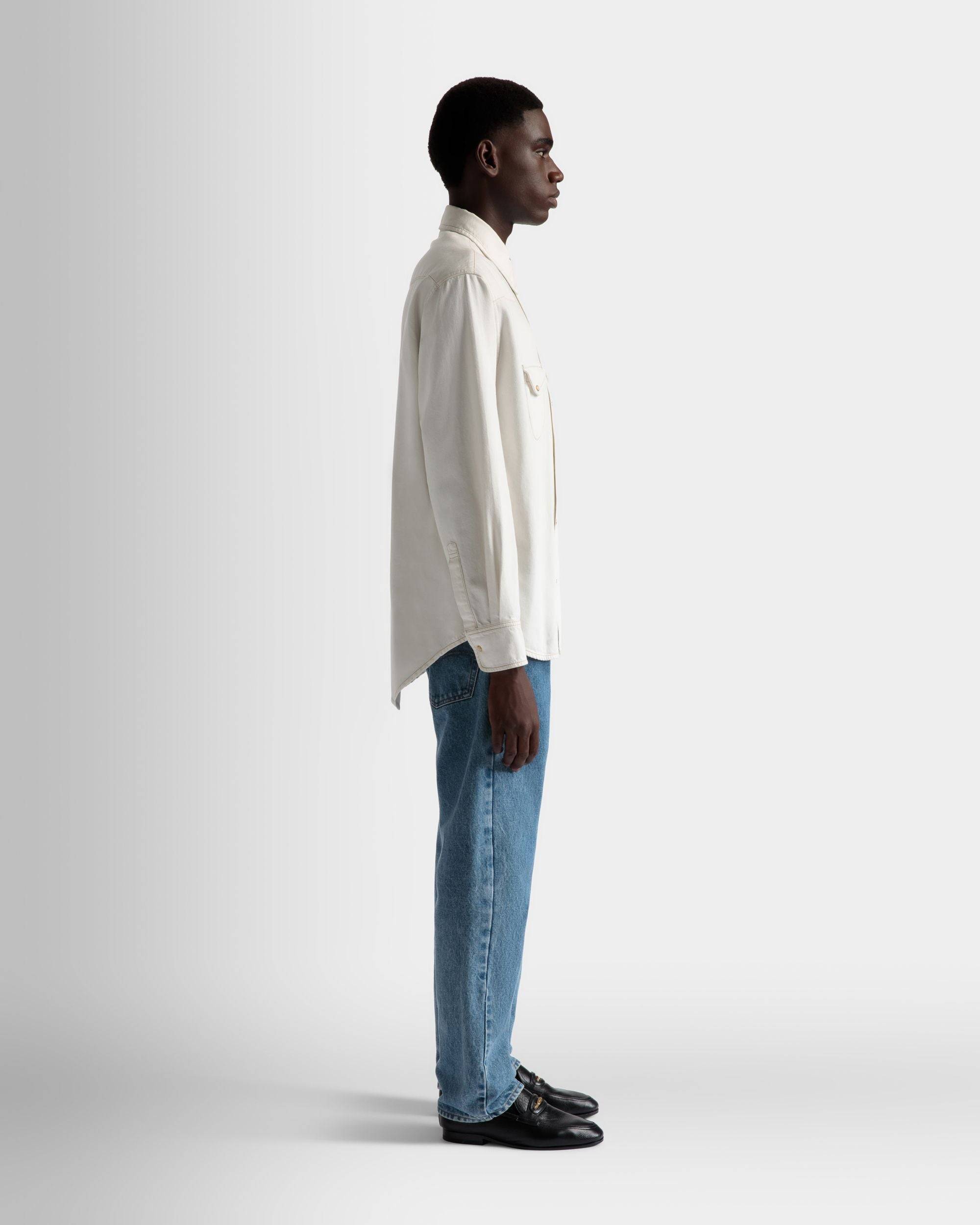 Hemd aus gebleichtem Denim | Herrenhemd | Baumwolle in Elfenbein | Bally | Model getragen 3/4 Vorderseite