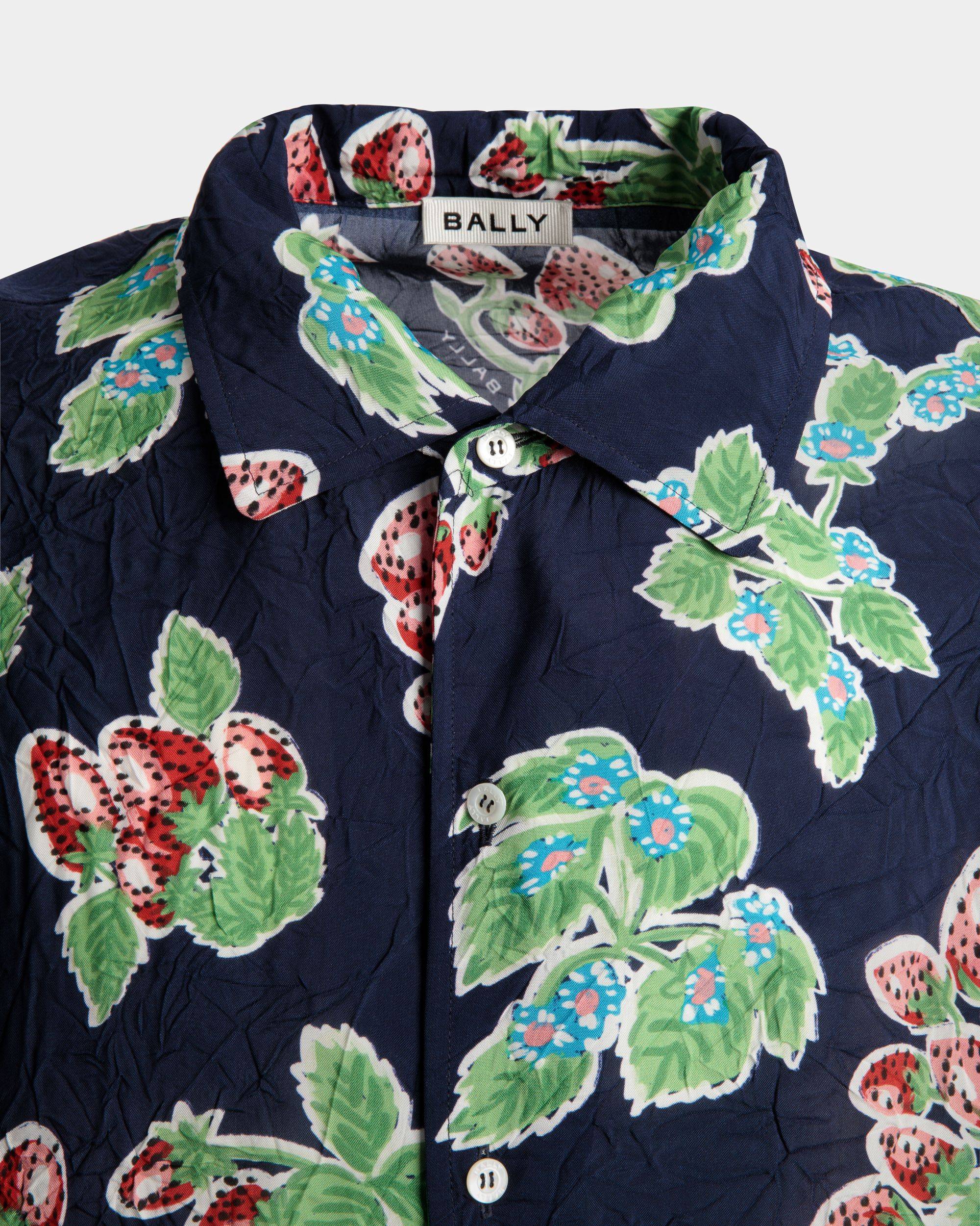 Bedrucktes Herrenhemd aus fließender Popeline in Strawberry | Bally | Model getragen Detail