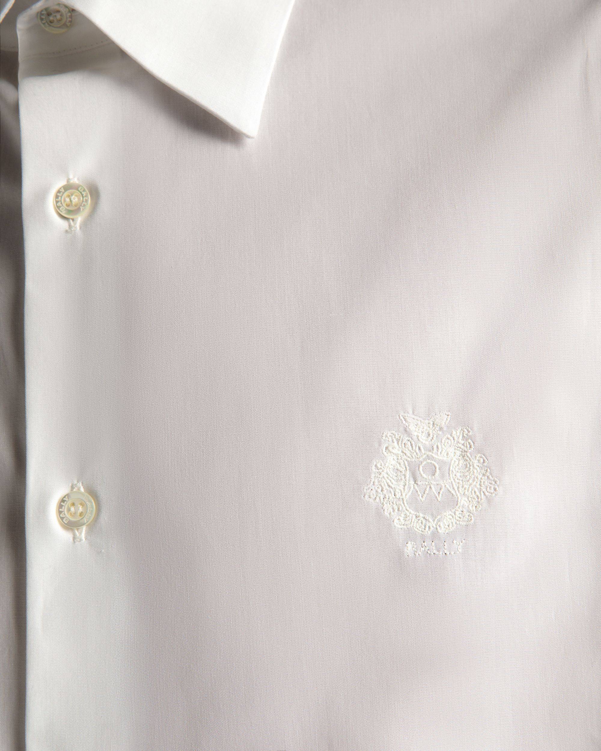 Herrenhemd aus weißer Baumwolle | Bally | Model getragen Detail