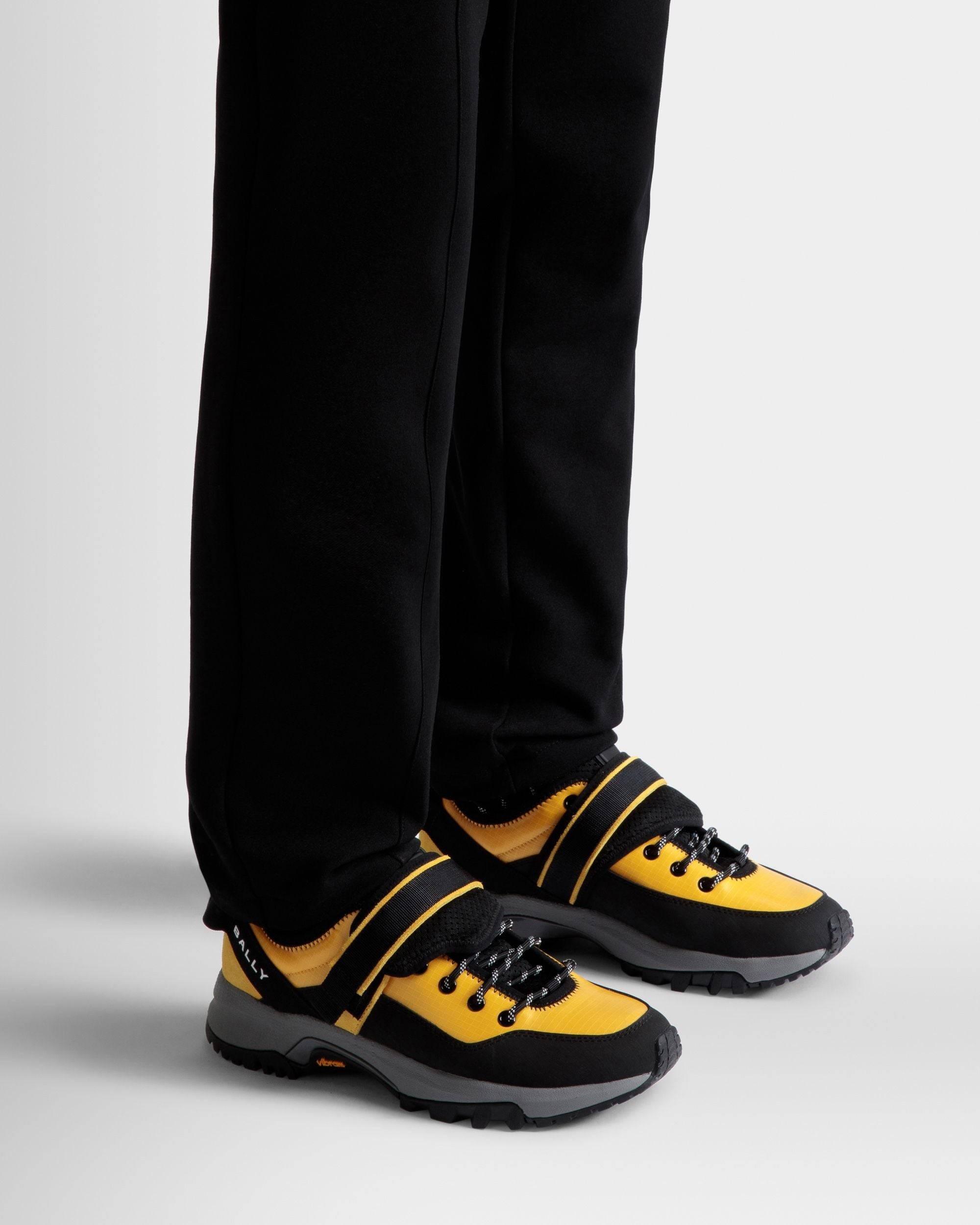 Faster | Herren-Sneaker aus gelbem Nylon | Bally | Model getragen Nahaufnahme