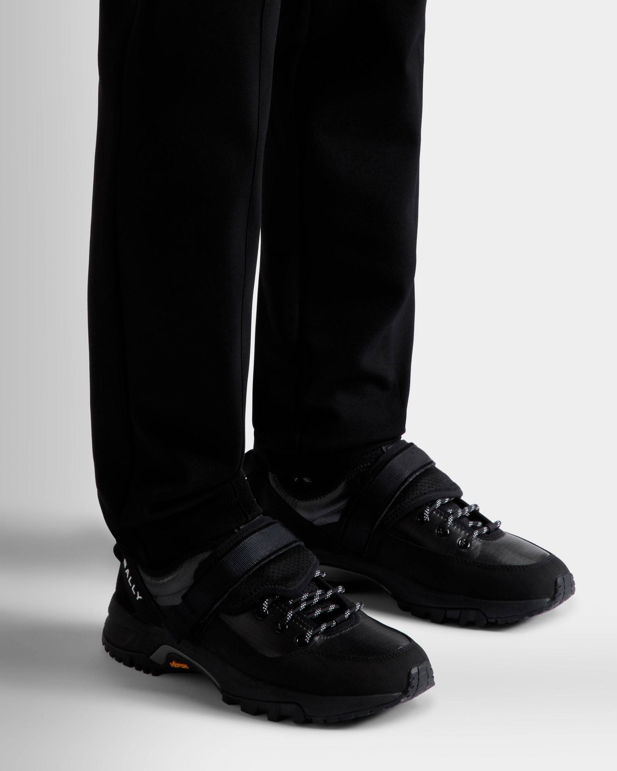 Faster | Herren-Sneaker aus schwarzem Nylon | Bally | Model getragen Nahaufnahme