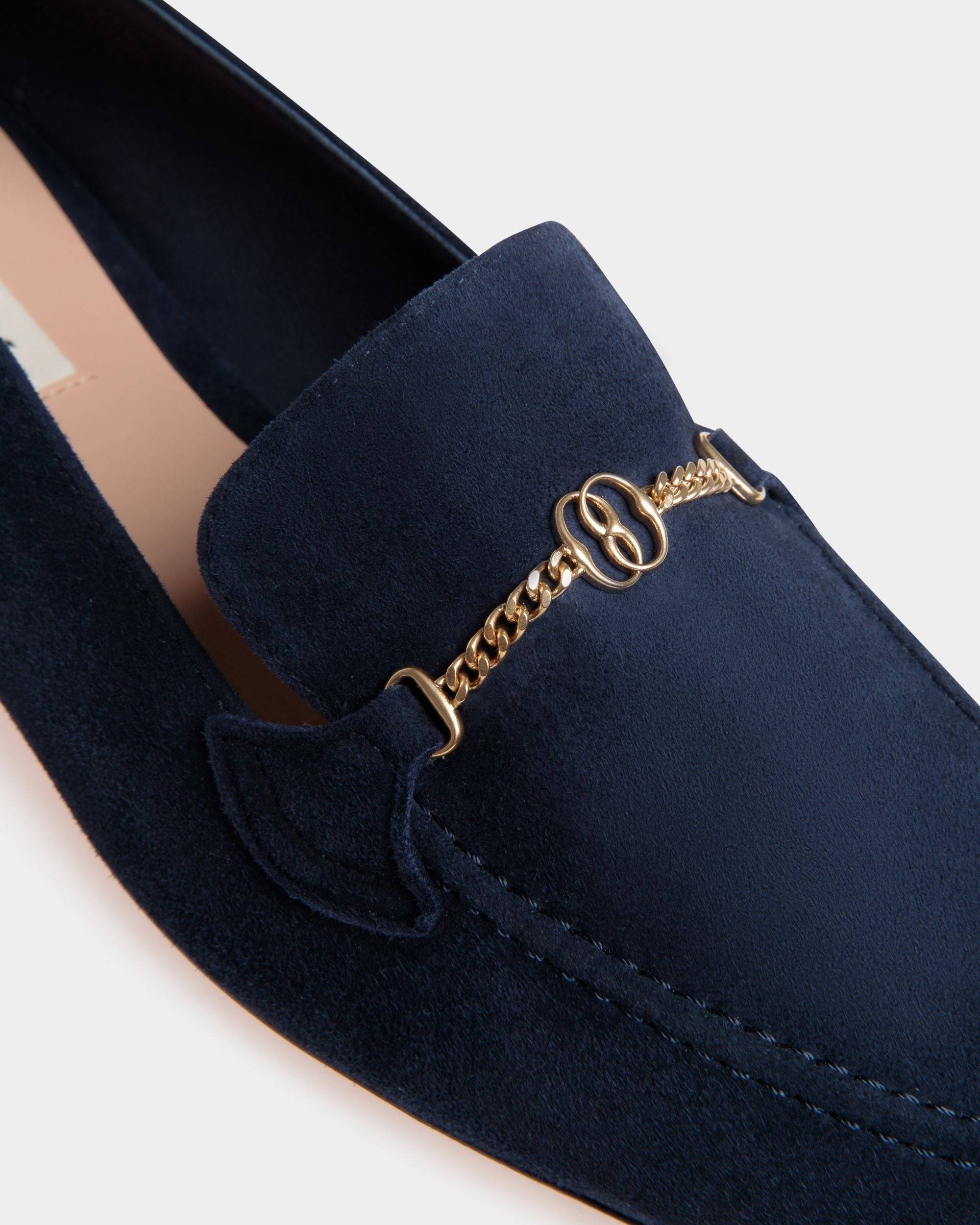 Daily-Emblem | Damen-Loafer aus blauem Veloursleder | Bally | Still Life Detail