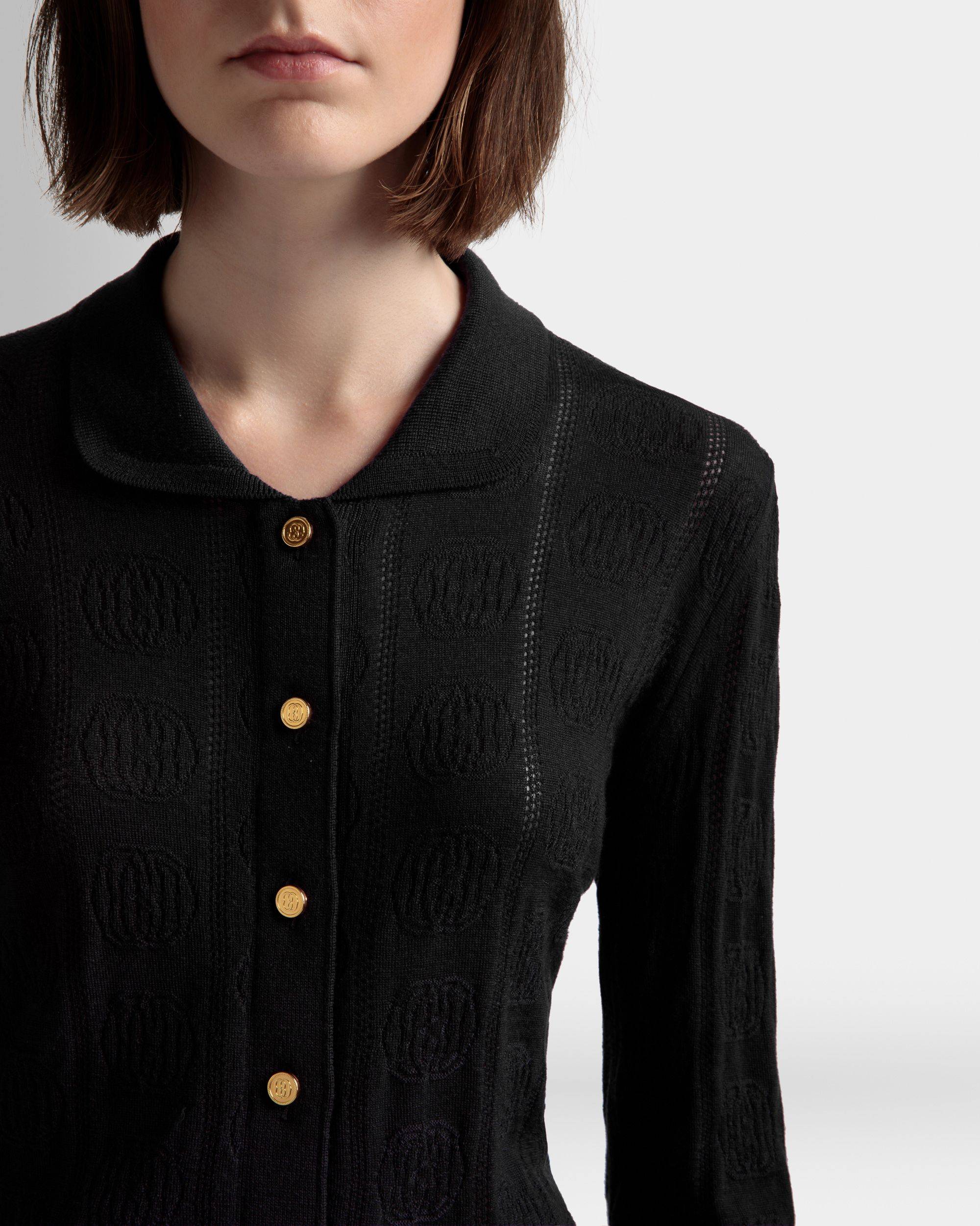 Langarm-Poloshirt mit Strickdetail | Poloshirt für Damen | Schwarze Wolle | Bally | Model getragen Detail