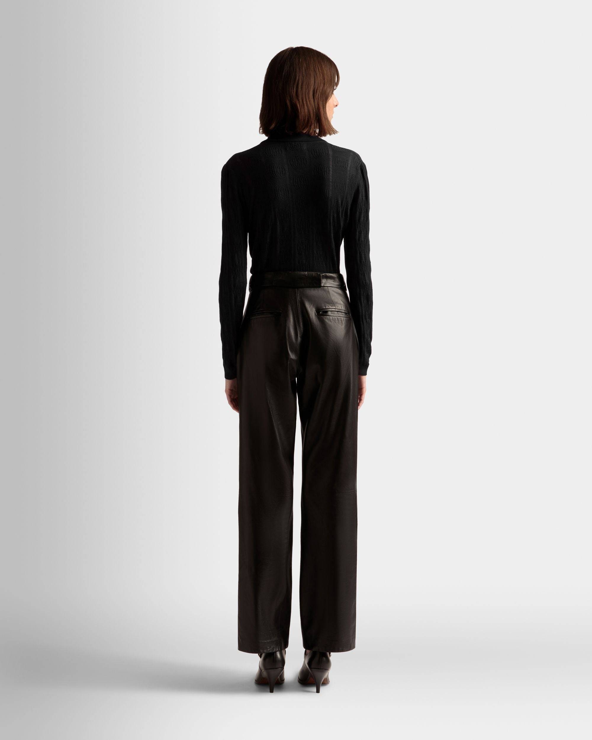 Langarm-Poloshirt mit Strickdetail | Poloshirt für Damen | Schwarze Wolle | Bally | Model getragen Rückseite