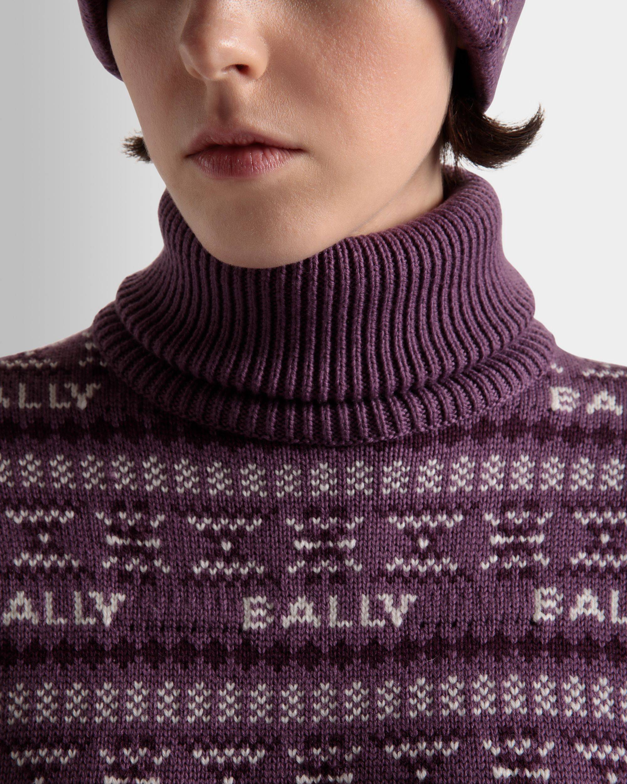 Damen-Rollkragenpullover aus lila Wolle | Bally | Model getragen Detail