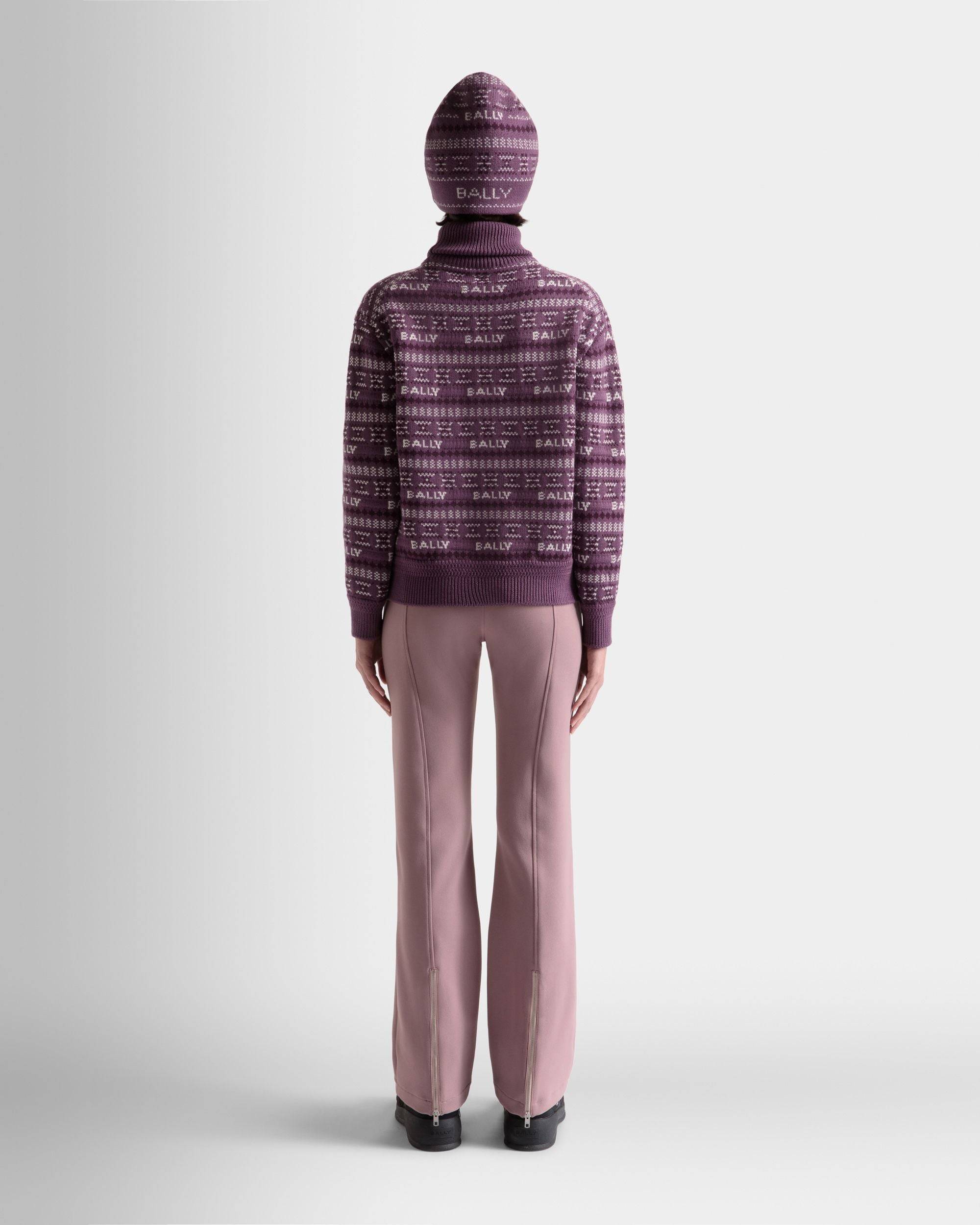 Damen-Rollkragenpullover aus lila Wolle | Bally | Model getragen Rückseite