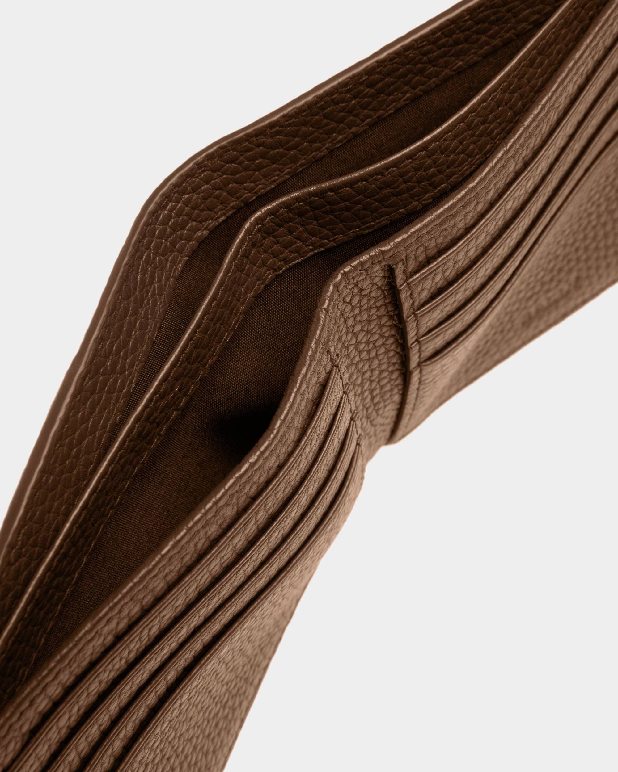 Ribbon Bi-fold | Men's Wallets And Coin Purses | Brown Leather | Bally | Still Life Detail