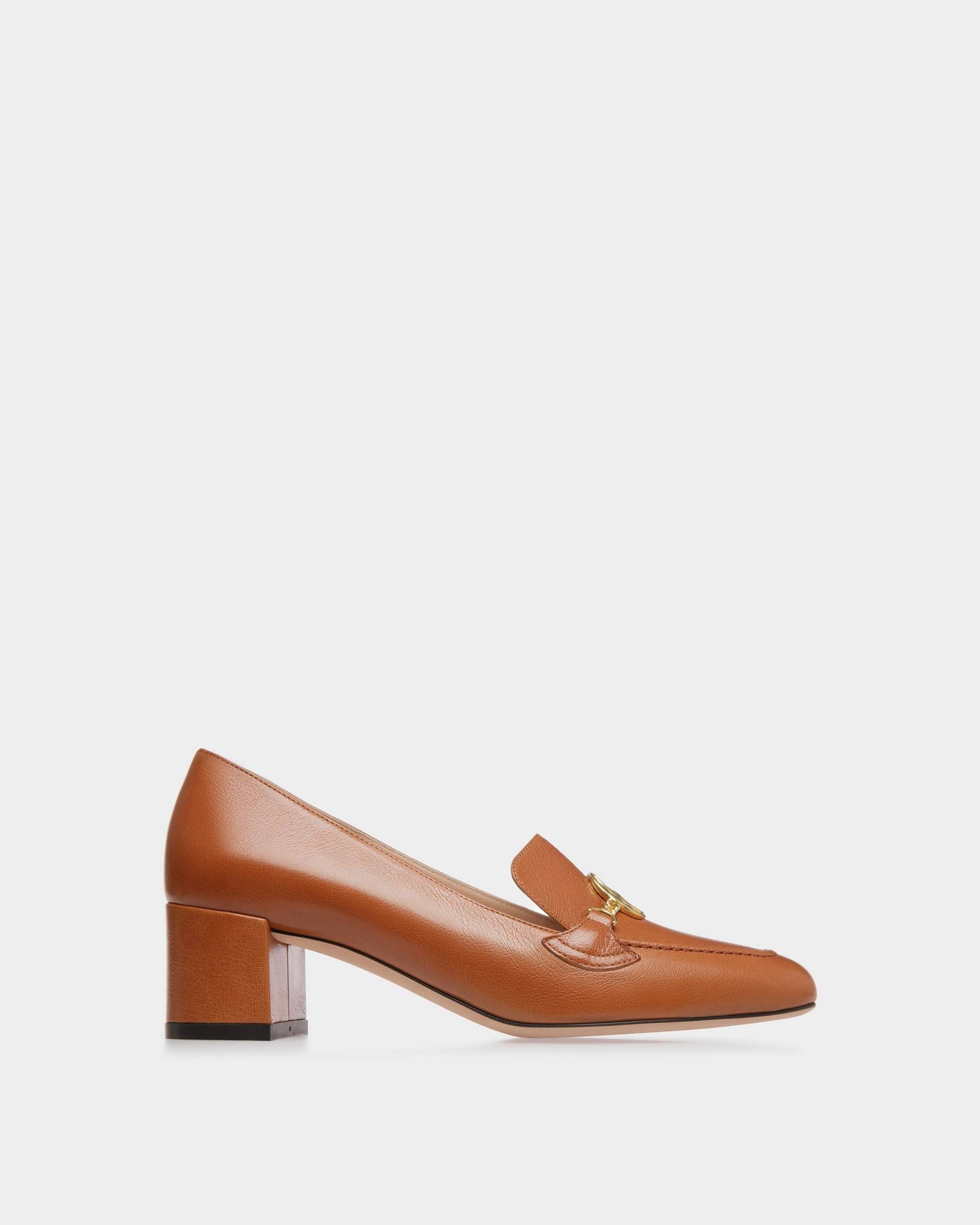 Women's Emblem Pumps In Brown Leather | Bally | Still Life Side